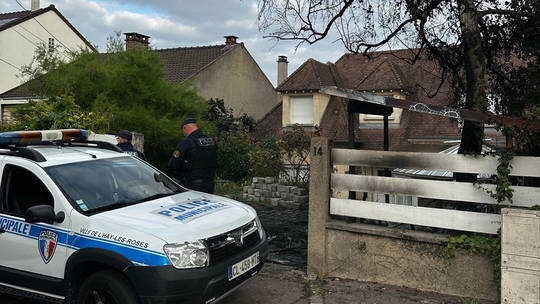 Nhà của thị trưởng Pháp bị lao xe và phóng hỏa trong vụ bạo loạn